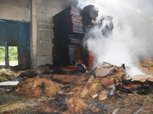 V opilosti zapálil halu s uskladněným senem, v minulosti i několik kontejnerů na odpad