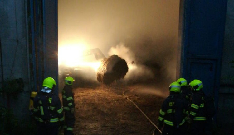 V opilosti zapálil halu s uskladněným senem, v minulosti i několik kontejnerů na odpad