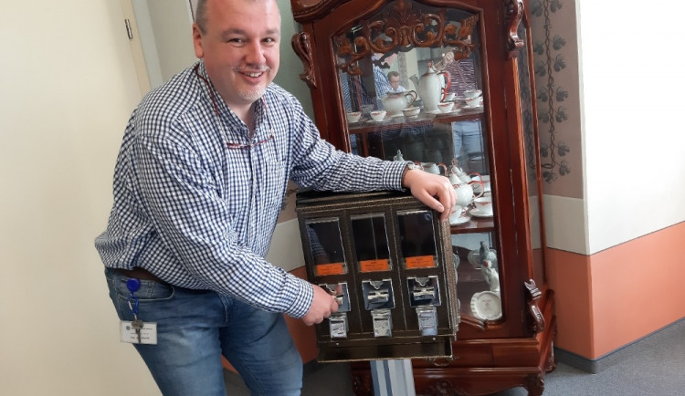 Starosta Ostrova Jan Bureš ukazuje automatický dávkovač krmné  směsi pro veverky