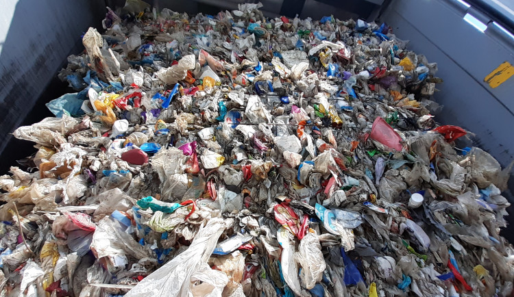 Více než padesát tun nelegálního odpadu se snažili řidiči převést z Německa do České republiky.