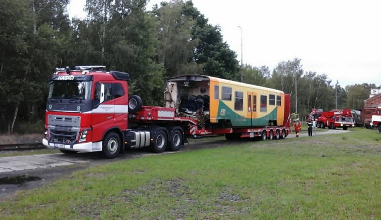 Těžká technika drážních hasičů odvezla nabouraný vlak z Perninku