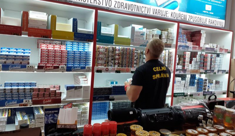 Celníci zabavili více než sto tisíc cigaret, které musí zlikvidovat