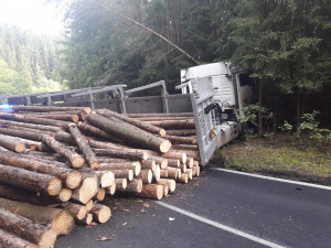 Dřevo z přívěsu se vysypalo na projíždějící auto, řidič skončil v nemocnici