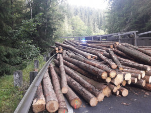 Dřevo z přívěsu se vysypalo na projíždějící auto, řidič skončil v nemocnici