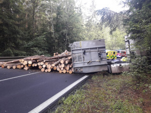 Dřevo z přívěsu se vysypalo na projíždějící auto, řidič skončil v nemocnici