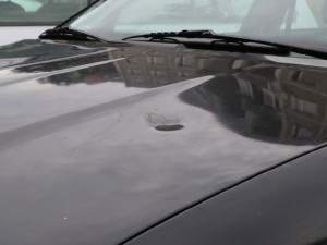 Chtěl se pomstít otci a zničit mu auto, omylem však poskakoval na špatné kapotě