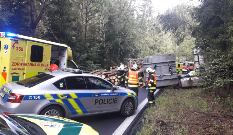 Dřevo z přívěsu se vysypalo na projíždějící auto, řidič skončil v nemocnici