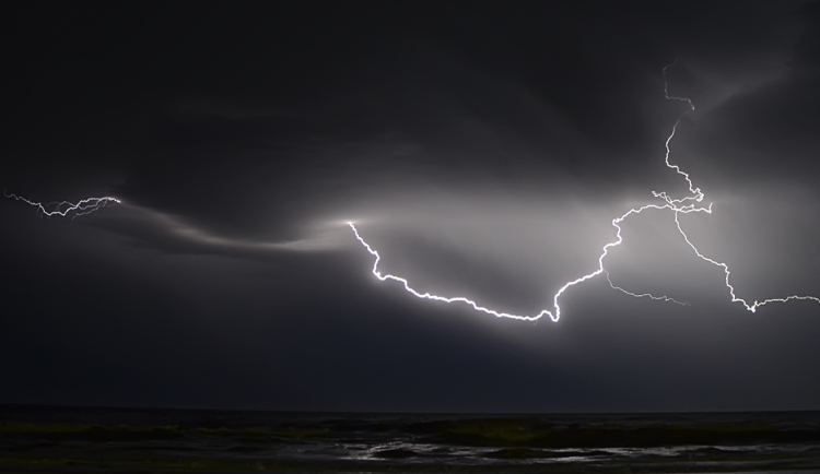 Meteorologové varují před zítřejšími silnými bouřkami. Výstraha platí pro celý kraj