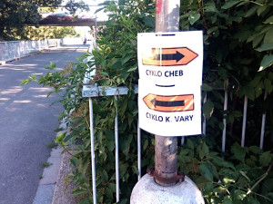 Demolice Krejcarové lávky začala, cyklisté musejí na objížďku, vodáci z lodi