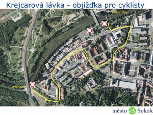 Demolice Krejcarové lávky začala, cyklisté musejí na objížďku, vodáci z lodi