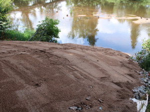 Demolice Krejcarové lávky začala, cyklisté musejí na objížďku, vodáci z lodi