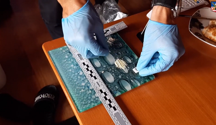 VIDEO: Řídil pod vlivem drog, domovní prohlídka pak odhalila další zásoby pervitinu