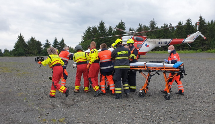 Vážný úraz cyklisty! V horách musel přistát vrtulník