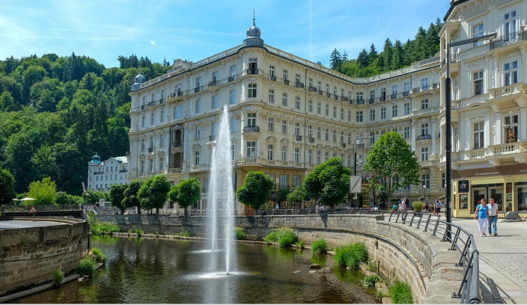 Lidé si stáhli 100 tisíc poukazů na lázně, uplatnili jich zatím 1218