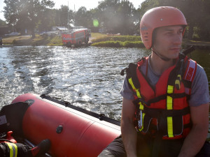 Na přehradě se převrátila loďka, ženu v bezvědomí pomáhali zachránit hasiči