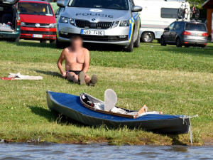 Na přehradě se převrátila loďka, ženu v bezvědomí pomáhali zachránit hasiči