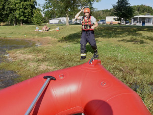 Na přehradě se převrátila loďka, ženu v bezvědomí pomáhali zachránit hasiči