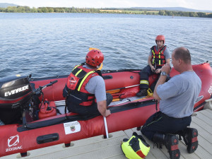 Na přehradě se převrátila loďka, ženu v bezvědomí pomáhali zachránit hasiči