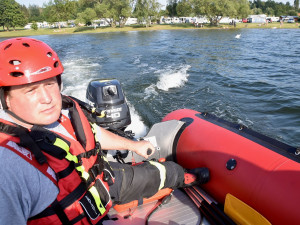 Na přehradě se převrátila loďka, ženu v bezvědomí pomáhali zachránit hasiči