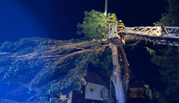 Hasiče zaměstnal silný vítr, vyjížděli k desítkám případů