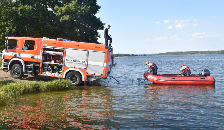 Na přehradě se převrátila loďka, ženu v bezvědomí pomáhali zachránit hasiči