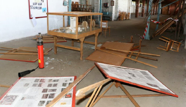 Zloděj se vloupal do areálu památníku Rudé věže smrti, z místa odnesl historické přilby