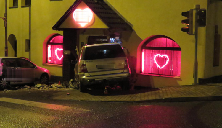 VIDEO: Policisté pátrají po svědcích nehody, kdy auto vlítlo do nočního klubu
