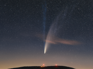 Snímek Petra Horálka, který zachytil kometu nad Orlickoústeckem. Tento snímek ocenila i NASA