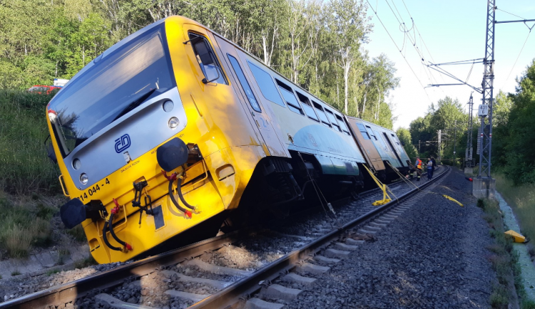 Vykolejený vlak u Lázní Kynžvart se zatím nepodařilo odstranit