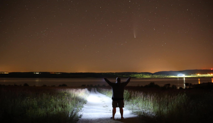 Kometa nad jezerem Medard