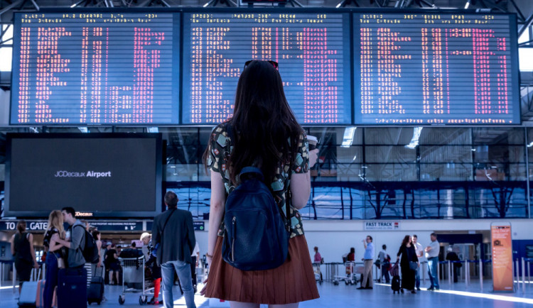 Zájem o letenky roste až o pětinu, ceny klesají