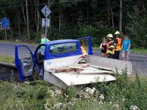 Opil se, sedl do auta a zcela zdemoloval sloup elektrického vedení