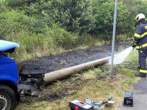 Opil se, sedl do auta a zcela zdemoloval sloup elektrického vedení