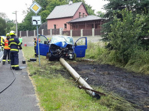 Opil se, sedl do auta a zcela zdemoloval sloup elektrického vedení