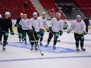 Sucha bylo dost, hokejisté Energie konečně trénují na ledě KV Arény