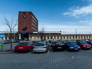U nádraží v Chebu chybí místa k parkování, město hledá řešení