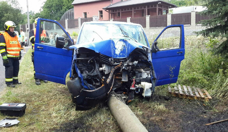 Opil se, sedl do auta a zcela zdemoloval sloup elektrického vedení