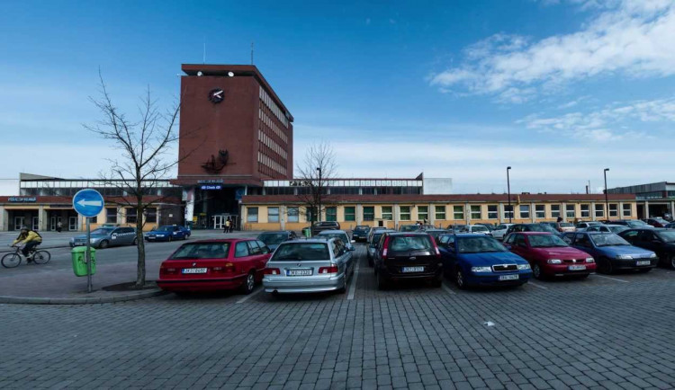 U nádraží v Chebu chybí místa k parkování, město hledá řešení