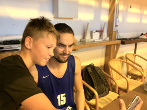 Tomáš Satoranský řádí se spoluhráči na palubovce v Mariánských Lázních