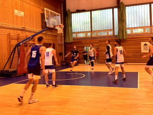 Tomáš Satoranský řádí se spoluhráči na palubovce v Mariánských Lázních