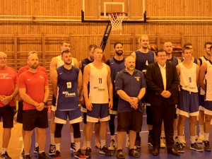 Tomáš Satoranský řádí se spoluhráči na palubovce v Mariánských Lázních