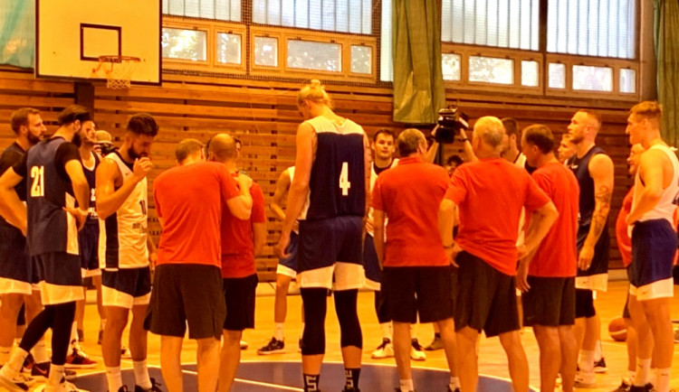 Česká basketbalová reprezentace aktuálně trénuje v Mariánských Lázních.