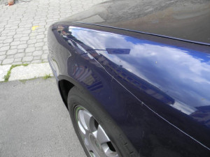 Vzal do ruky šroubovák a obešel auto. Nechal na něm třímetrový škrábanec