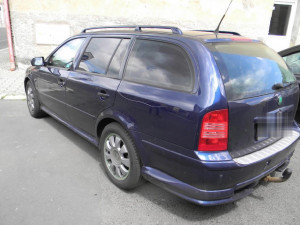 Vzal do ruky šroubovák a obešel auto. Nechal na něm třímetrový škrábanec