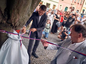 Už i v Chebu si můžete posedět na lavičce Václava Havla