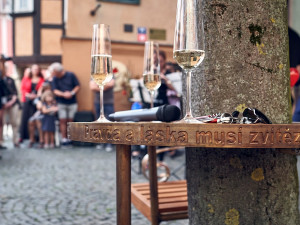 Už i v Chebu si můžete posedět na lavičce Václava Havla