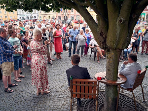 Už i v Chebu si můžete posedět na lavičce Václava Havla