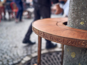 Už i v Chebu si můžete posedět na lavičce Václava Havla