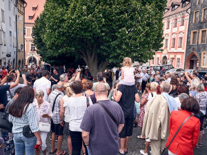 Už i v Chebu si můžete posedět na lavičce Václava Havla