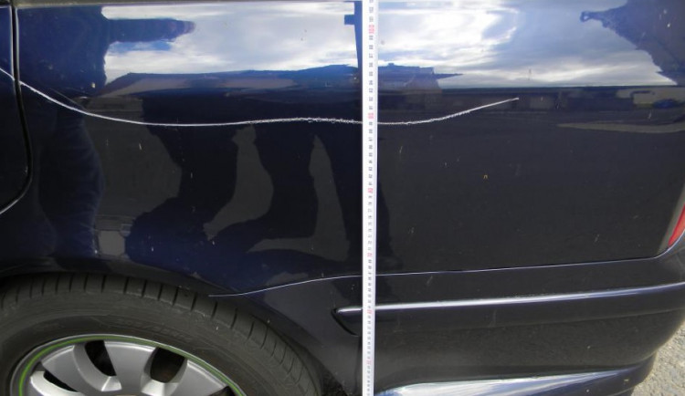 Vzal do ruky šroubovák a obešel auto. Nechal na něm třímetrový škrábanec